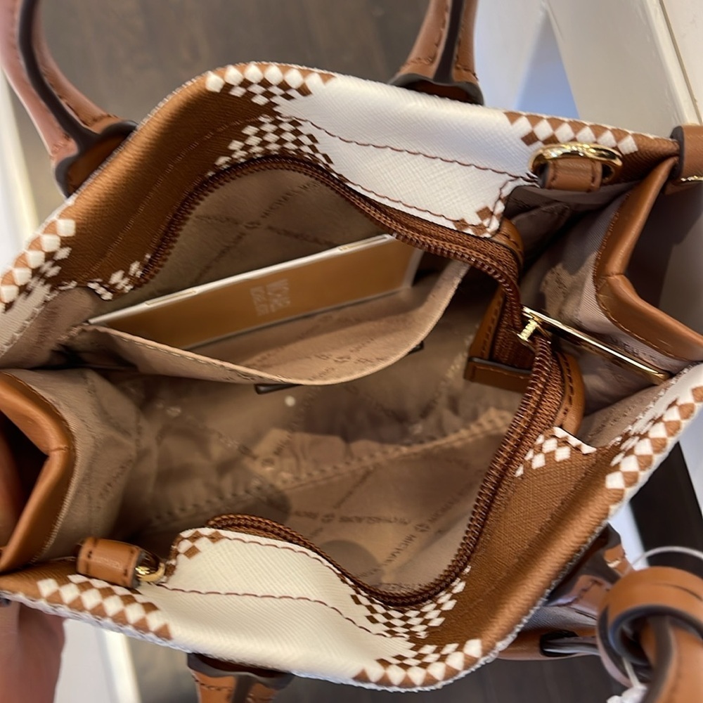 Michael Kors Mirella Extra-Small Logo Crossbody XBODY Shopper Bag
Luggage
NWT - Picture 11 of 16